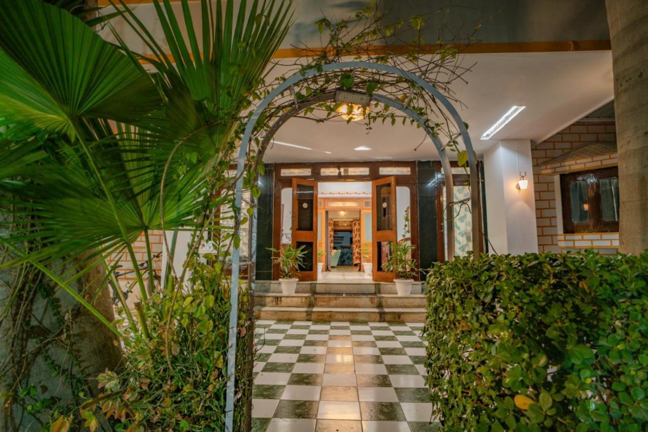 Hotel Ambavgarh Palace Udaipur Buitenkant foto